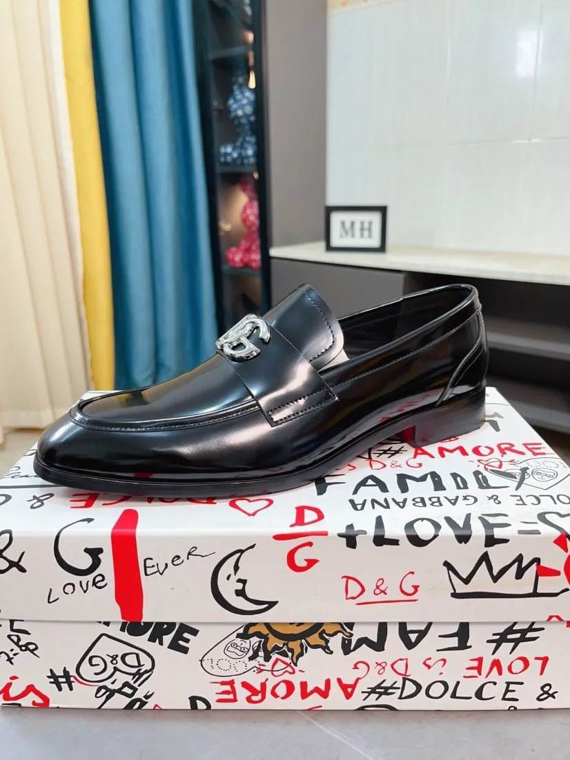 Men's shoes 💰540🌸🌸 [DG Dolce & Gabbana] High-end customized leather shoes. The upper is made of imported calf leather. Original hardware. I believe you will be impressed from the first time you see it. The avant-garde atmosphere can no longer fully interpret its elegance. AAA grade rubber outsole is super comfortable. The original cover last of the counter ensures its original version and quality. The upper is simple and the cowhide lining ensures its comfort and breathability. A pair of truly good shoes has its own unique soul, famous quality, and the first choice for successful people. Regular size 38-44 (45 customized)